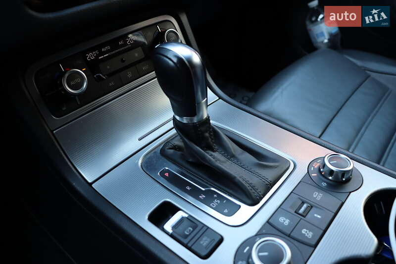 Внедорожник / Кроссовер Volkswagen Touareg 2013 в Львове