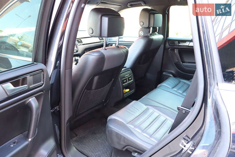 Внедорожник / Кроссовер Volkswagen Touareg 2013 в Львове