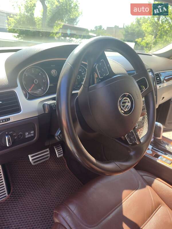Внедорожник / Кроссовер Volkswagen Touareg 2011 в Киеве