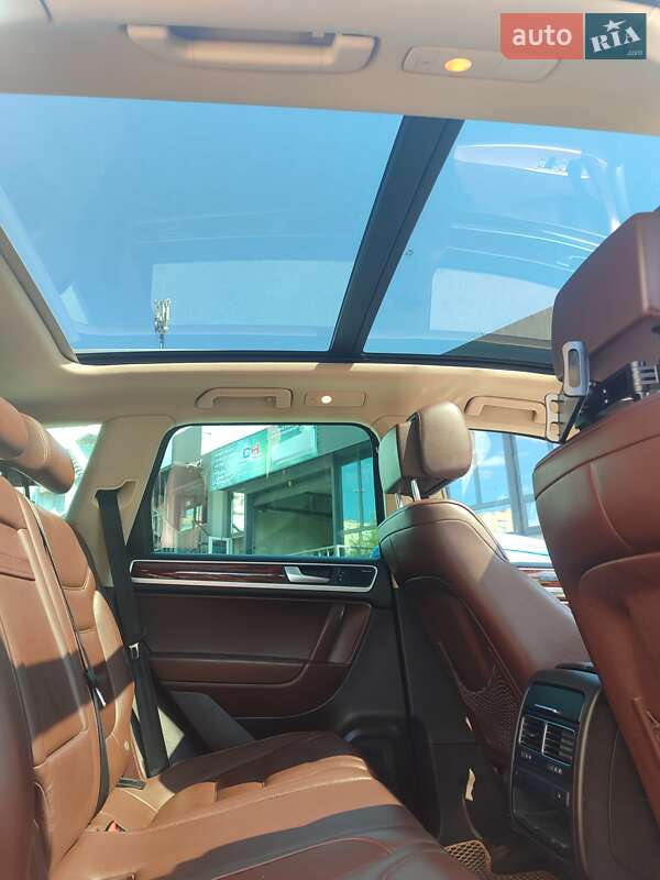 Внедорожник / Кроссовер Volkswagen Touareg 2011 в Киеве