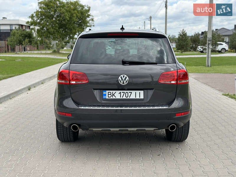 Внедорожник / Кроссовер Volkswagen Touareg 2011 в Ровно