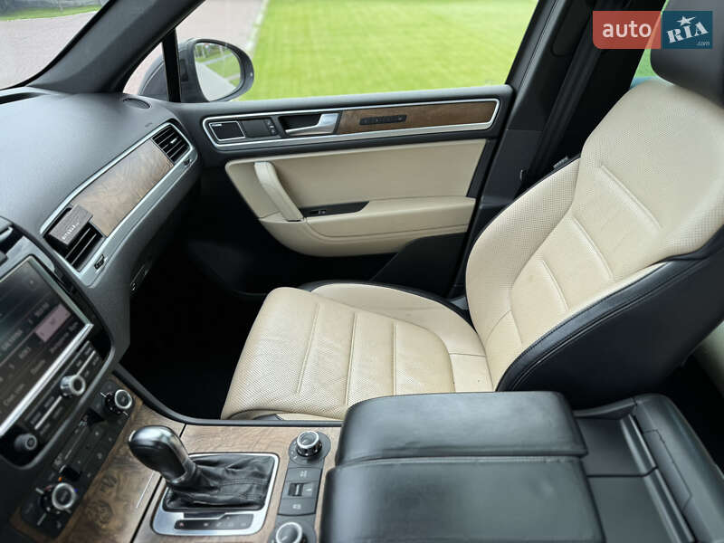 Внедорожник / Кроссовер Volkswagen Touareg 2011 в Ровно