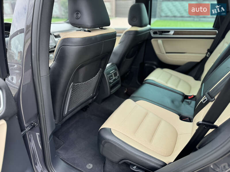 Внедорожник / Кроссовер Volkswagen Touareg 2011 в Ровно