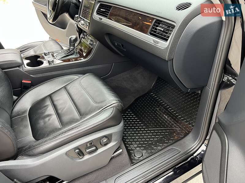 Внедорожник / Кроссовер Volkswagen Touareg 2011 в Радивилове