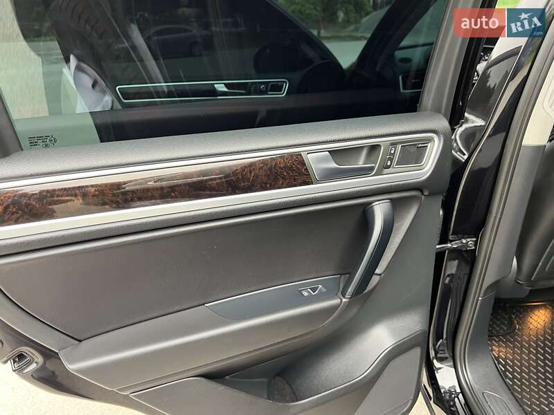 Внедорожник / Кроссовер Volkswagen Touareg 2011 в Радивилове