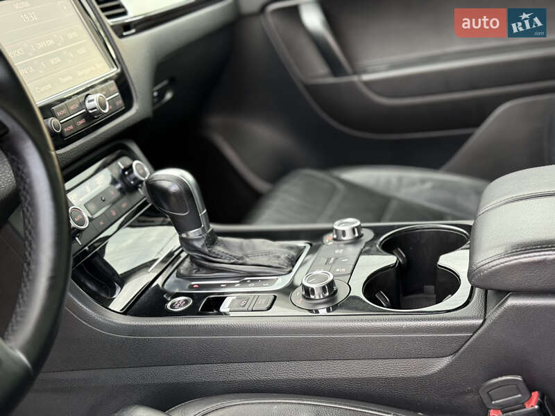 Позашляховик / Кросовер Volkswagen Touareg 2012 в Камені-Каширському