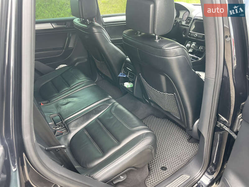 Внедорожник / Кроссовер Volkswagen Touareg 2012 в Львове