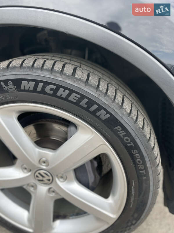 Внедорожник / Кроссовер Volkswagen Touareg 2012 в Львове