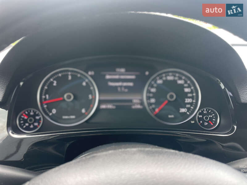 Внедорожник / Кроссовер Volkswagen Touareg 2012 в Львове