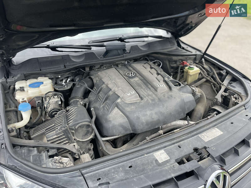 Внедорожник / Кроссовер Volkswagen Touareg 2012 в Львове