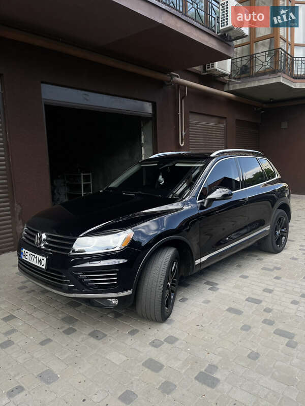 Позашляховик / Кросовер Volkswagen Touareg 2015 в Дніпрі
