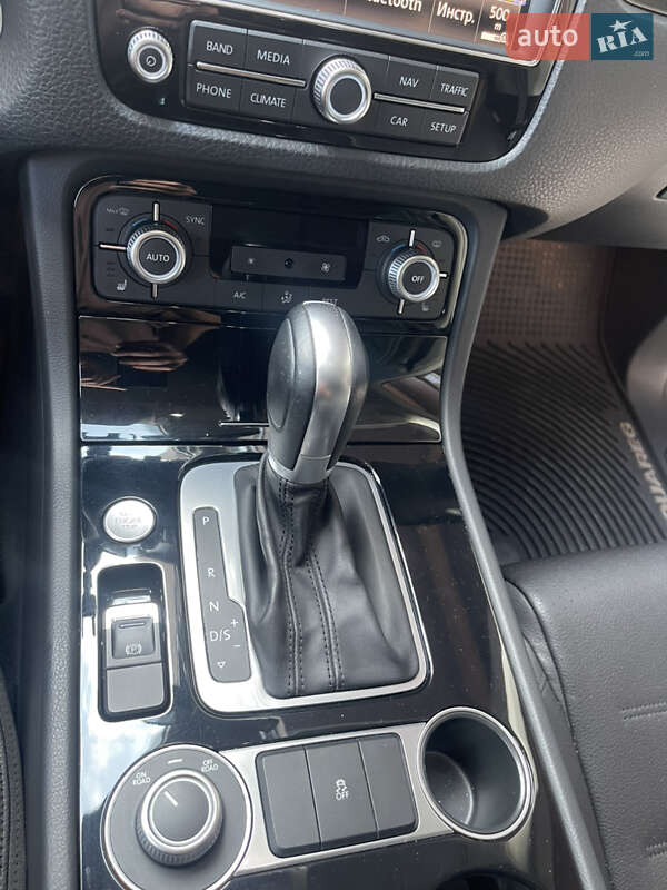 Позашляховик / Кросовер Volkswagen Touareg 2015 в Дніпрі