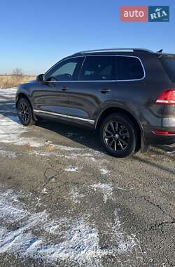 Внедорожник / Кроссовер Volkswagen Touareg 2011 в 