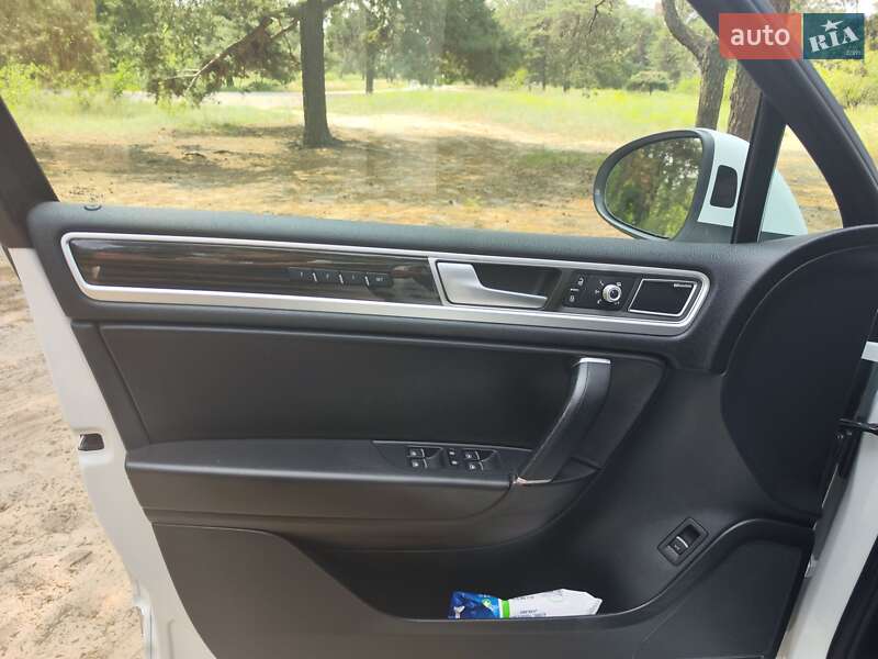 Внедорожник / Кроссовер Volkswagen Touareg 2014 в Днепре