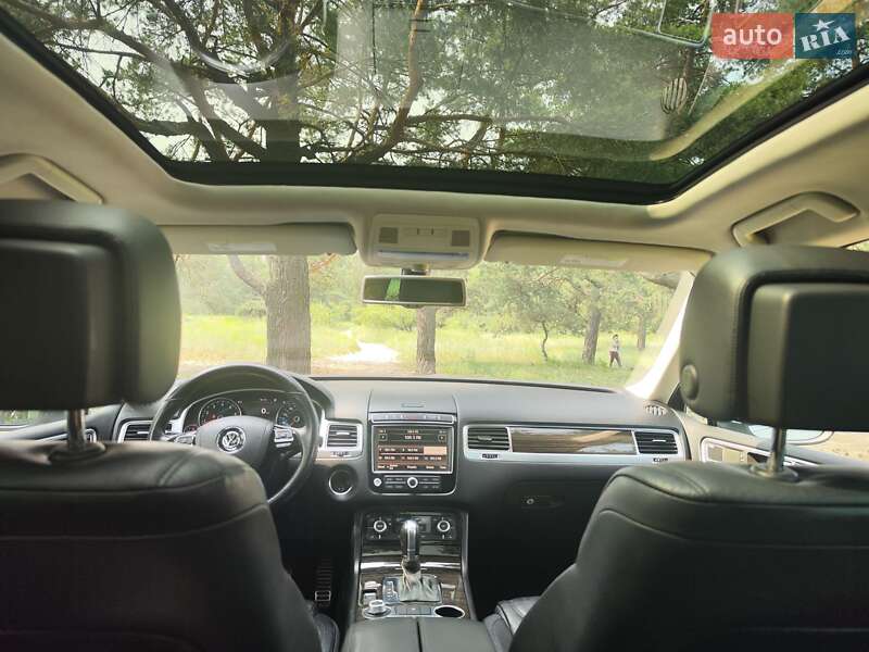 Внедорожник / Кроссовер Volkswagen Touareg 2014 в Днепре
