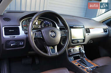 Позашляховик / Кросовер Volkswagen Touareg 2011 в 