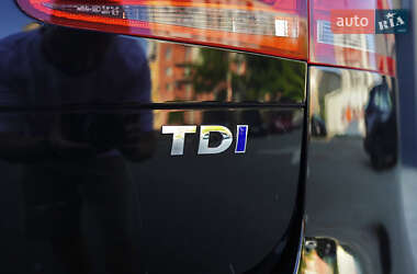 Позашляховик / Кросовер Volkswagen Touareg 2011 в 