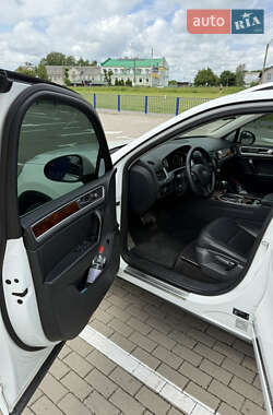 Внедорожник / Кроссовер Volkswagen Touareg 2013 в 