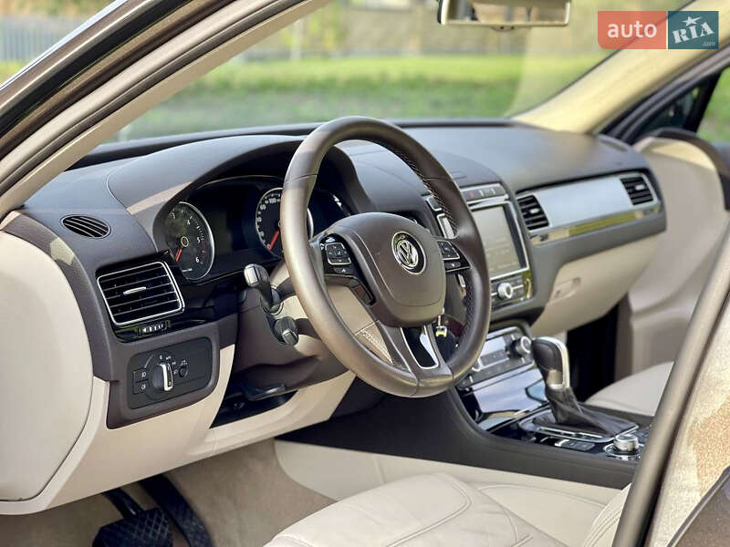Позашляховик / Кросовер Volkswagen Touareg 2016 в Львові