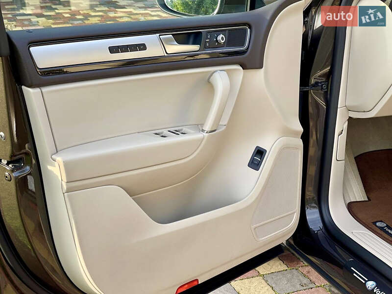 Позашляховик / Кросовер Volkswagen Touareg 2016 в Львові