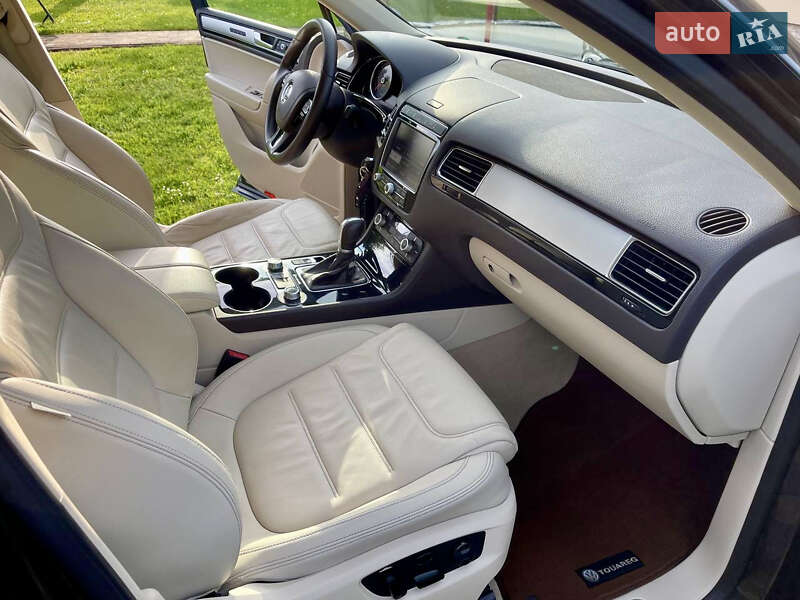 Позашляховик / Кросовер Volkswagen Touareg 2016 в Львові
