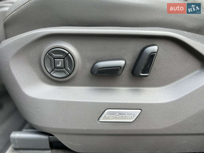 Внедорожник / Кроссовер Volkswagen Touareg 2018 в Львове