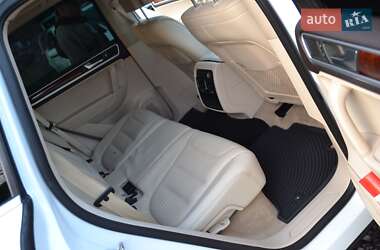 Внедорожник / Кроссовер Volkswagen Touareg 2012 в 
