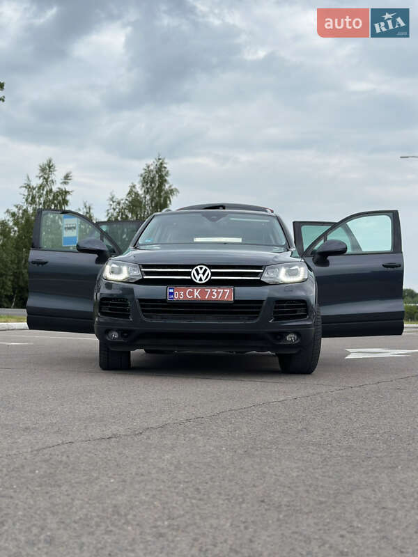 Внедорожник / Кроссовер Volkswagen Touareg 2012 в Луцке