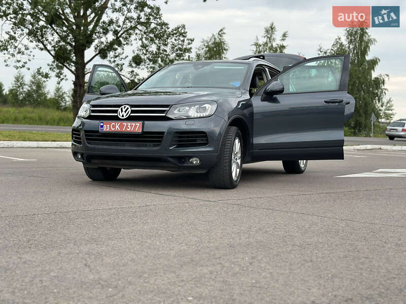 Внедорожник / Кроссовер Volkswagen Touareg 2012 в Луцке