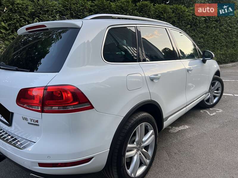 Внедорожник / Кроссовер Volkswagen Touareg 2014 в Киеве