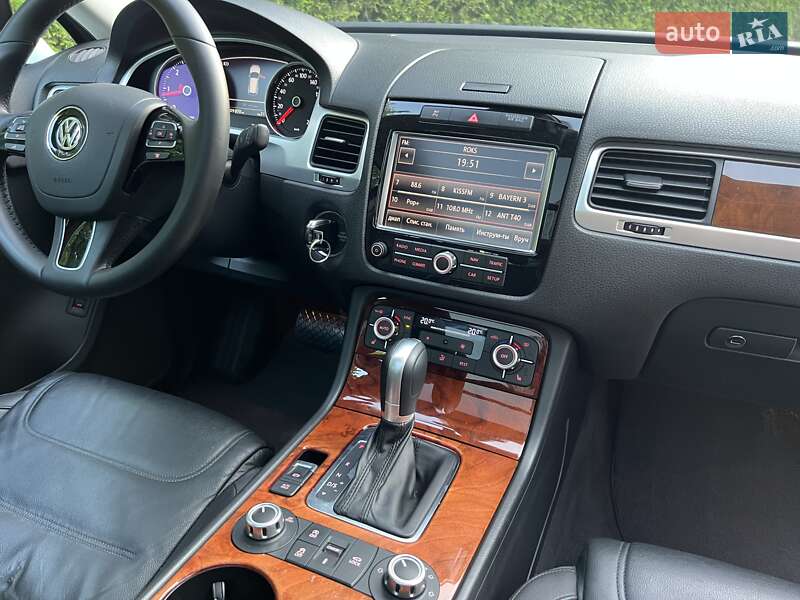 Внедорожник / Кроссовер Volkswagen Touareg 2014 в Киеве