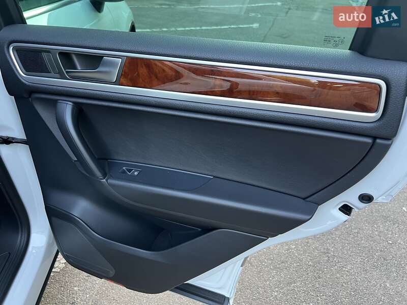 Внедорожник / Кроссовер Volkswagen Touareg 2014 в Киеве
