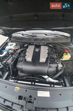 Внедорожник / Кроссовер Volkswagen Touareg 2012 в 