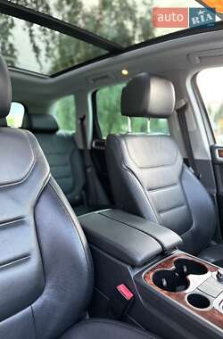 Внедорожник / Кроссовер Volkswagen Touareg 2010 в 