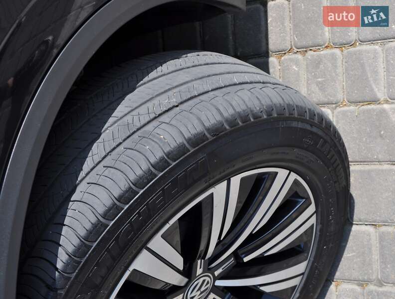 Внедорожник / Кроссовер Volkswagen Touareg 2018 в Одессе