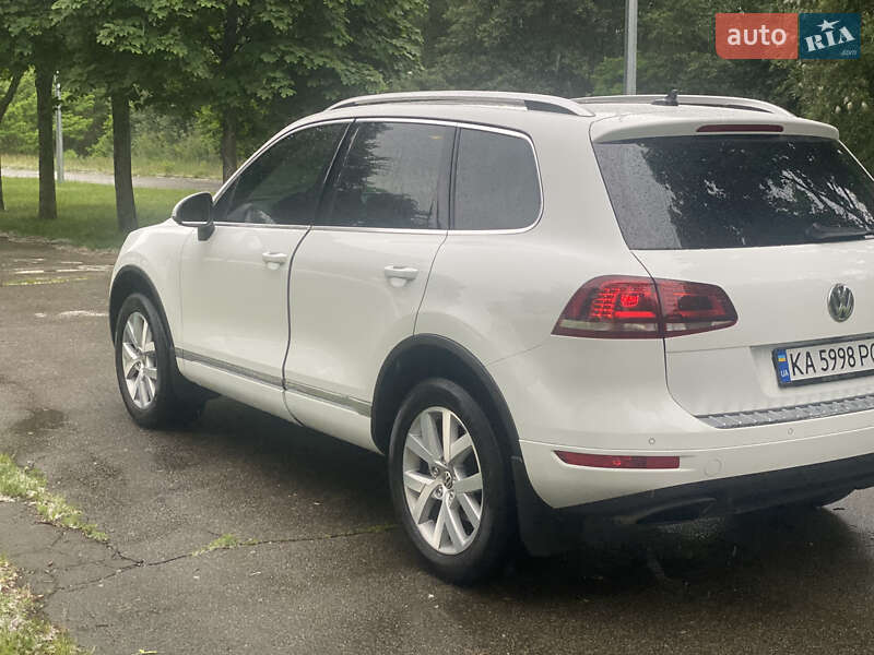 Позашляховик / Кросовер Volkswagen Touareg 2013 в Києві