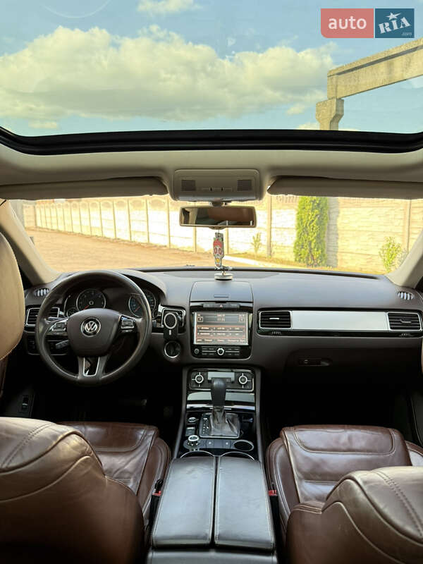 Внедорожник / Кроссовер Volkswagen Touareg 2011 в Золочеве