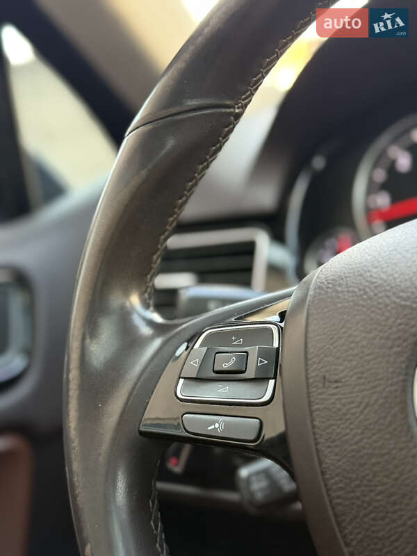 Внедорожник / Кроссовер Volkswagen Touareg 2011 в Золочеве