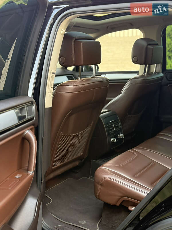 Внедорожник / Кроссовер Volkswagen Touareg 2011 в Золочеве