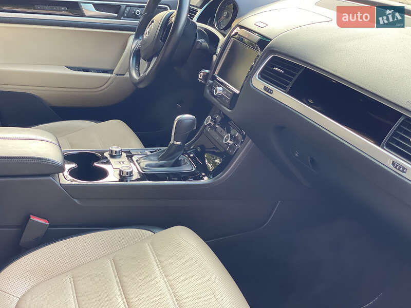 Внедорожник / Кроссовер Volkswagen Touareg 2013 в Виннице