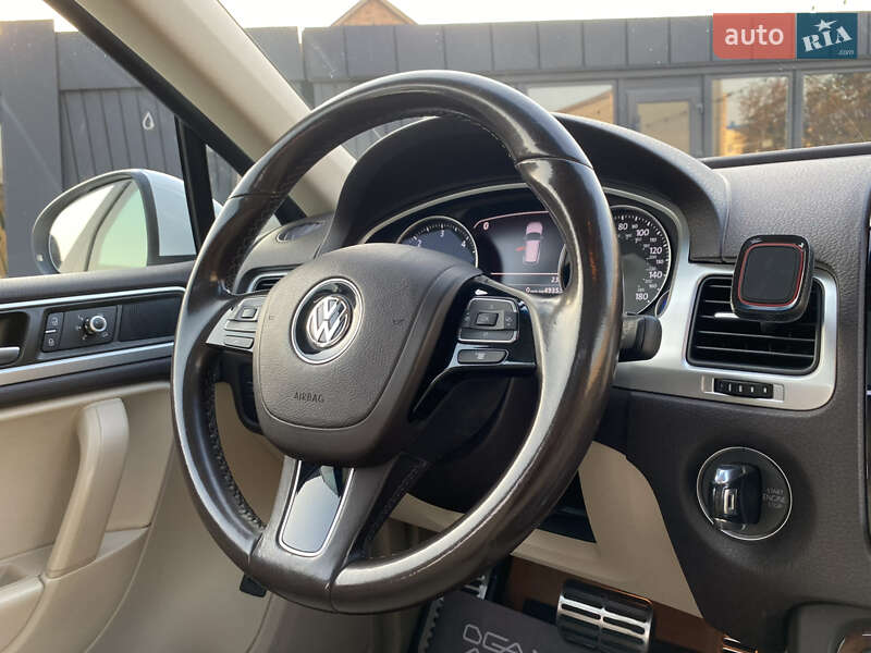 Внедорожник / Кроссовер Volkswagen Touareg 2014 в Виннице