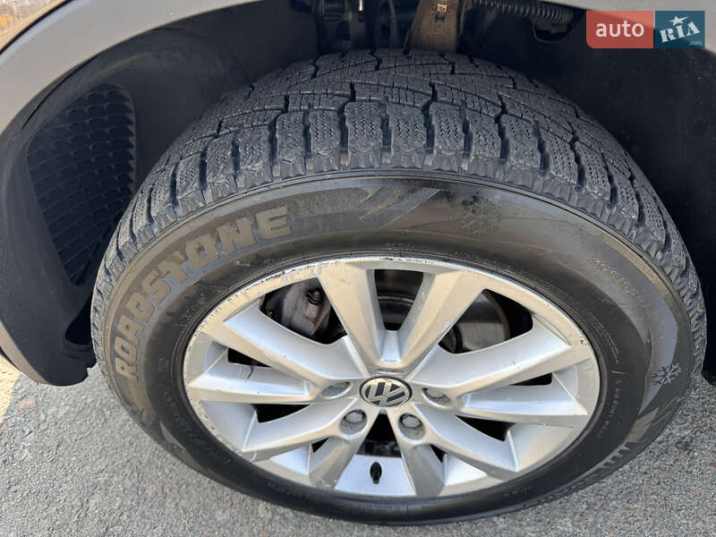 Позашляховик / Кросовер Volkswagen Touareg 2012 в Києві