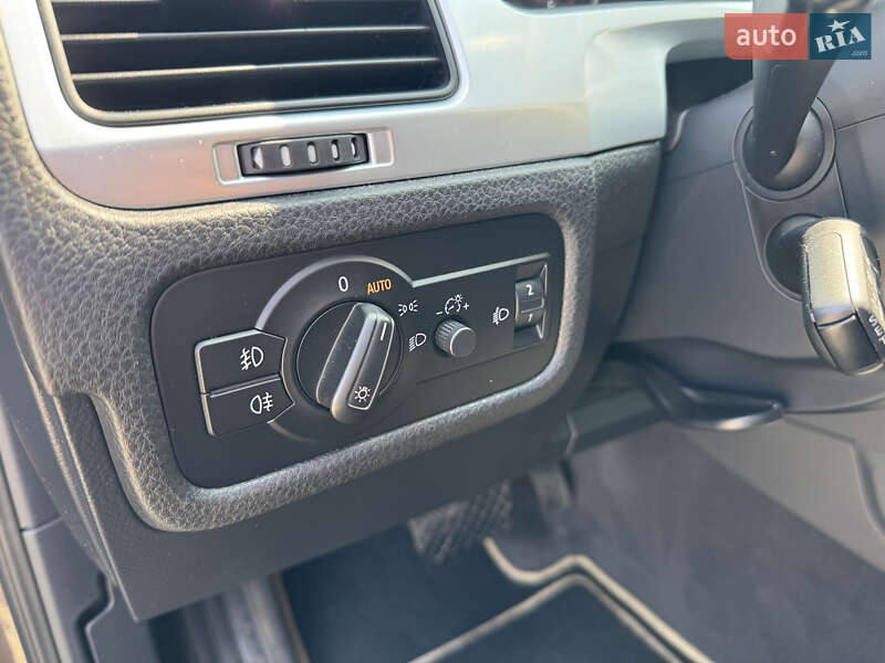 Позашляховик / Кросовер Volkswagen Touareg 2012 в Києві