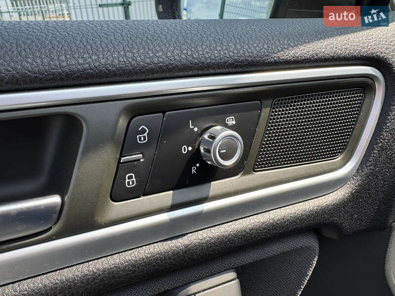 Позашляховик / Кросовер Volkswagen Touareg 2012 в Києві