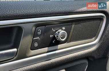Внедорожник / Кроссовер Volkswagen Touareg 2012 в 