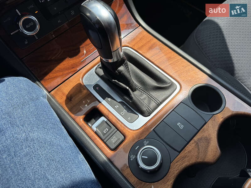 Позашляховик / Кросовер Volkswagen Touareg 2012 в Києві