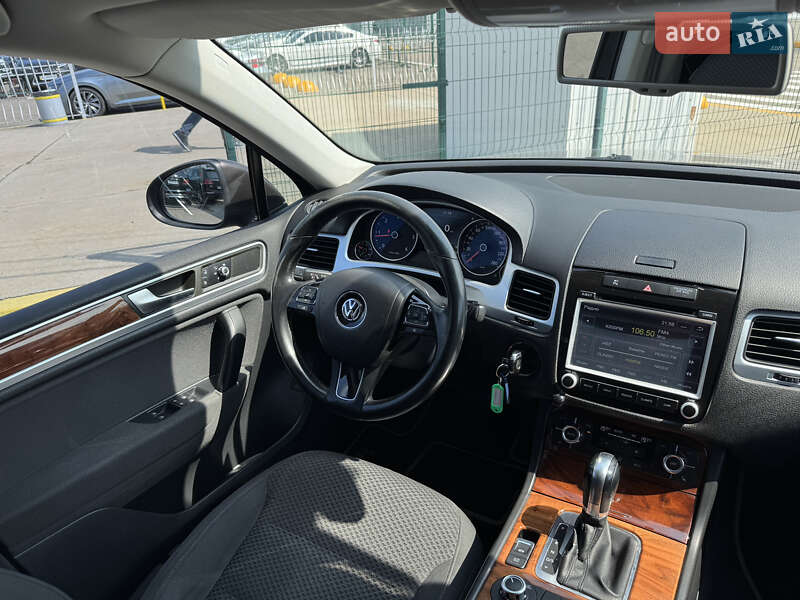 Позашляховик / Кросовер Volkswagen Touareg 2012 в Києві