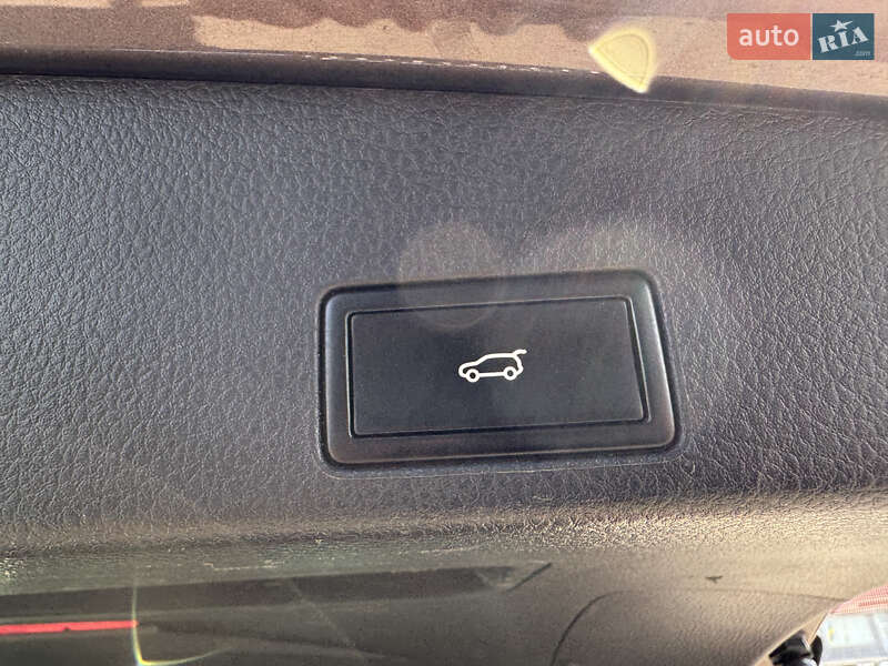 Позашляховик / Кросовер Volkswagen Touareg 2012 в Києві