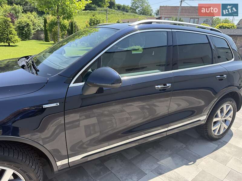Позашляховик / Кросовер Volkswagen Touareg 2013 в Києві