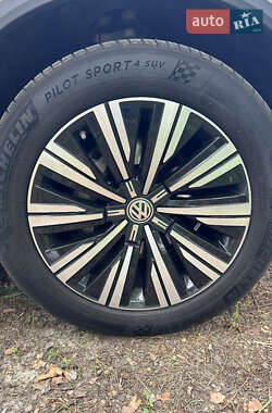 Внедорожник / Кроссовер Volkswagen Touareg 2021 в 